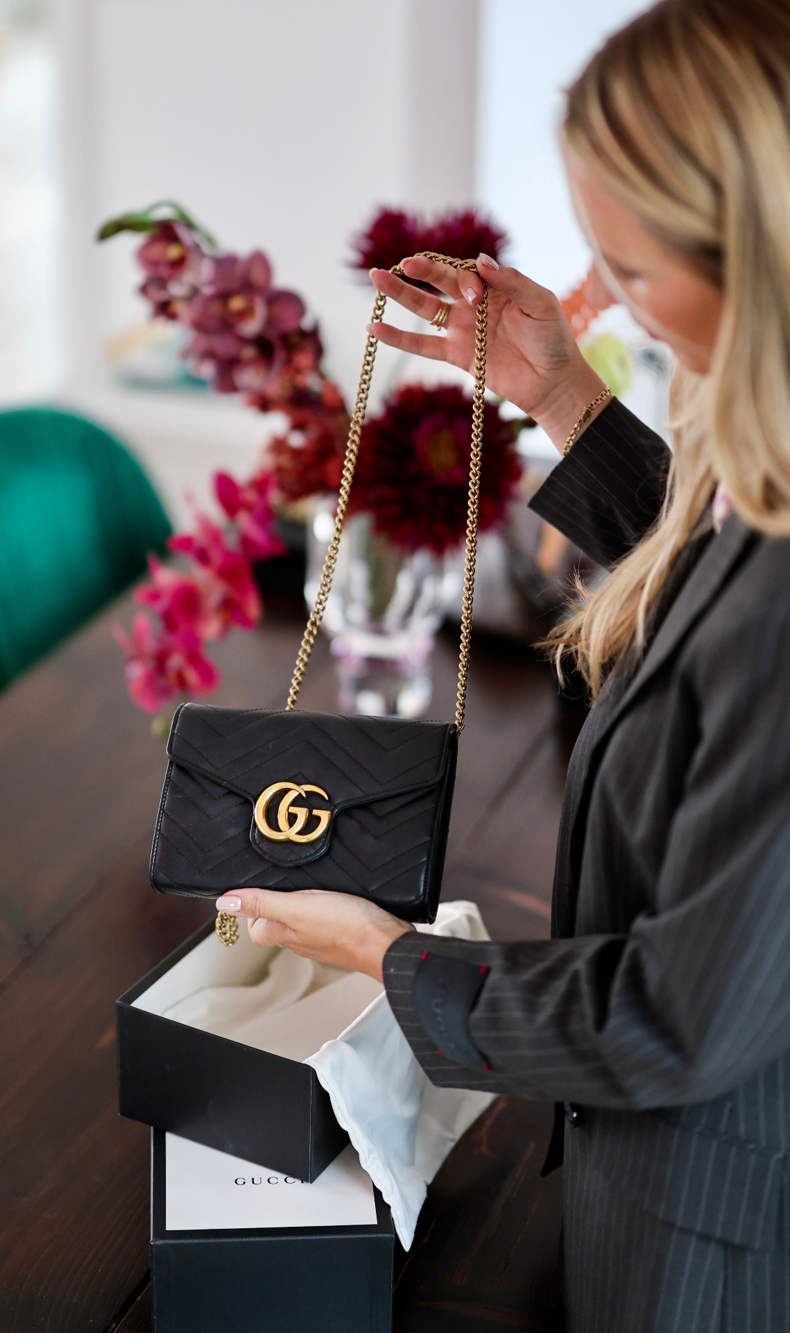 Laura med Gucci-taske